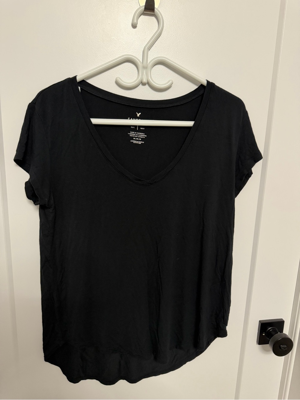 American Eagle Outfitters Black V-Neck Short Sleeve Tee - Size M